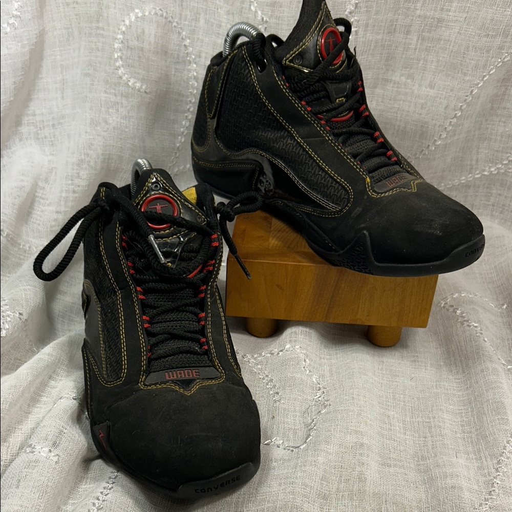 Converse high top athletic shoes Dwayne Wade 1h 07 02